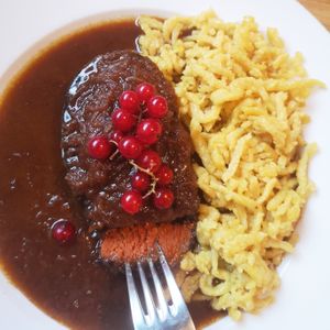 Zwiebelrostbraten im Trollingersößle mit handgeschabten Spätzle🤤 - aus der hauseigenen Produktion im Anschnitt- at Köhlerstüble in Stuttgart