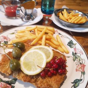 Der Klassiker: Schnitzel mit Pommes, dazu Ketchup und extra Sößle.  at Köhlerstüble in Stuttgart