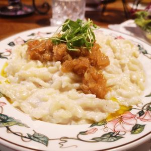 Käässsseeespätzle mit Zwiebelschmelze - ist mächtig und macht gut satt - Käsespätzle eben🤭 dazu gibt's Salat at Köhlerstüble in Stuttgart