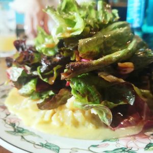 Der gemischte Beilagensalat ist (m)ein wahr gewordenes Träumchen🤩 - wie es sich für die Schwaben gehört: Mit Kartoffelsalat🤤 at Köhlerstüble in Stuttgart