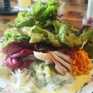 Jeder einzelne der Beilagensalate kommt mit eigenem Dressing auf den Teller.  at Köhlerstüble in Stuttgart