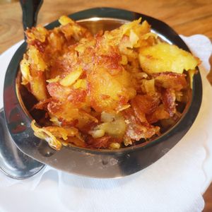 ... gibt's auch mit knusprigen Bratkartoffeln.  at Köhlerstüble in Stuttgart