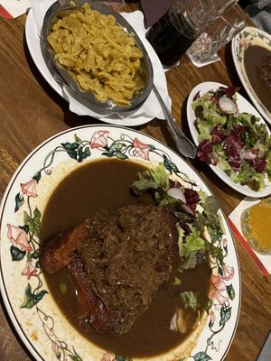 Zwiebelrostbraten mit Spätzle und kleinem Beilagensalat  at Köhlerstüble in Stuttgart