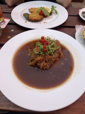 Zwiebelrostbraten & Schnitzel im schönen Steingarten   at Köhlerstüble in Stuttgart