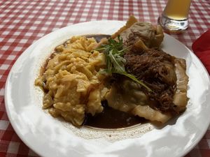 Kartoffelsalat und Maultaschen mit Trollingersoße  at Köhlerstüble in Stuttgart