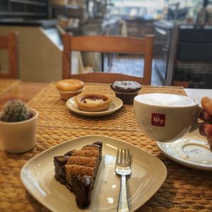 Nussecke & oat Cappuccino  at Vegitat - Heuwaage in Basel