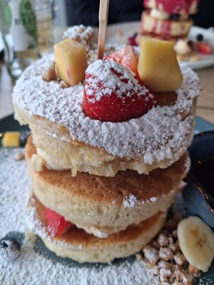 Classic hotcake met seizoensfruit at Hana in Amersfoort