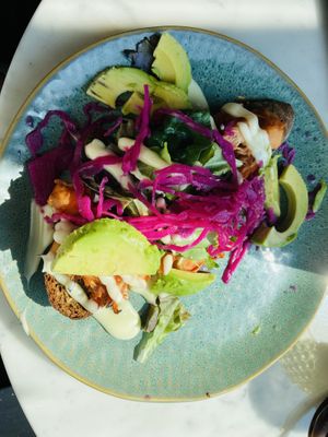 Pulles jackfruit met avocado 🥑  at Rembrandt Lunchroom and Wijnbar  in Apeldoorn