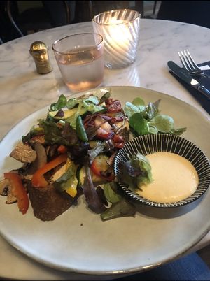 Broodje gegrilde groenten en de dip kan Vegan 🌱 at Rembrandt Lunchroom and Wijnbar  in Apeldoorn