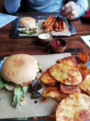 Burger and chips/sweet potatoe fries at Bärenstark in Cologne