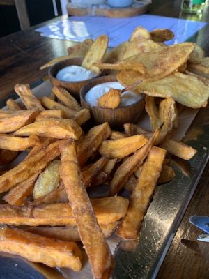 Süßkartoffelpommes und Kartoffelchips  at Bärenstark in Cologne
