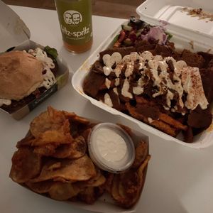 Vönerteller, Burger "Esel" and Chips at Bärenstark in Cologne