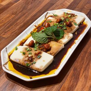冷拌豆腐 - Cold Tofu-Slices 🌱

Another traditional & vegetarian appetizer for you to try this year!😋 Perfectly suited for this summer with its hot & sunny days🌞 at Bund 39 in Zurich