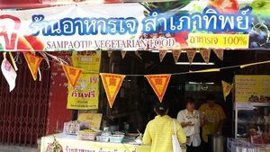 shop sign saying 100% vegan Jay at Saam Pow Tip in Chiang Mai