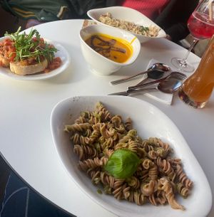 Unsere Vorspeise war eine Kürbissuppe und ein Bruschetta. I’m Anschluss hatten wir Vegane Dinkel fusilli mit Pesto und Spaghetti mit Champignons usw. Hefe und lillet war top .  at Vapiano - Rathausstrasse in Berlin