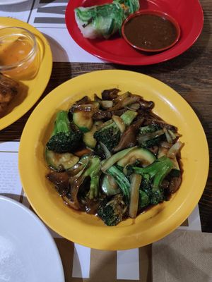 Brócoli y calabacín salteado at Mon Viet in Barcelona