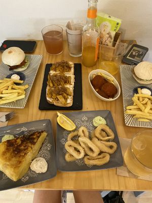 Super lecker! Veganer Hamburger, Toast mit Curry-Seitan und karamellisierten Zwiebeln, Tortilla, Calamari und und und at La Vegana Taperia in Malaga