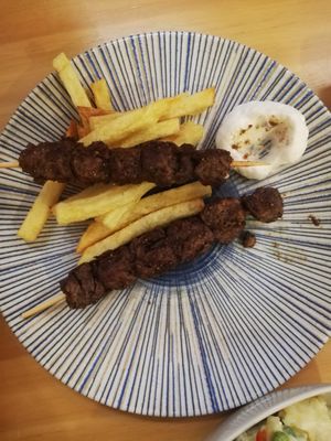 Pinchos con especias hindúes y patatas fritas con veganesa at La Vegana Taperia in Malaga