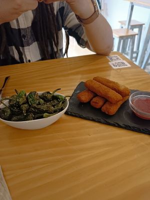 Pimientos de padrón y fingers de queso at La Vegana Taperia in Malaga