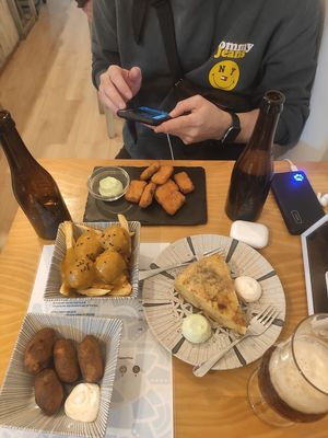 Tapas muy ricas at La Vegana Taperia in Malaga