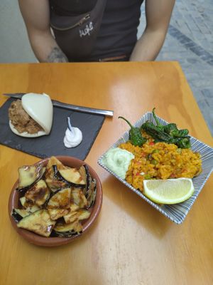 Bao, frittierte Aubergine und Paella  at La Vegana Taperia in Malaga