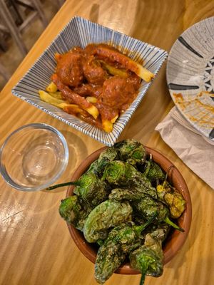 Fleischbällchen und Pimientos at La Vegana Taperia in Malaga