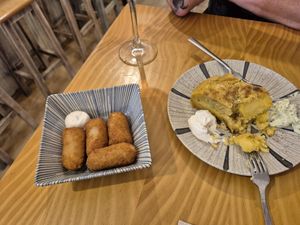 Kroketten und Tortilla at La Vegana Taperia in Malaga