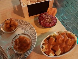 Hummus del día, patatas bravas y albondigas en salsa de tomate (todo es vegano - everything in the restaurant is vegan) at La Vegana Taperia in Malaga