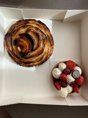 Tarte aux pommes and tartlette aux fraises  at Maison Landemaine - Cambronne in Paris
