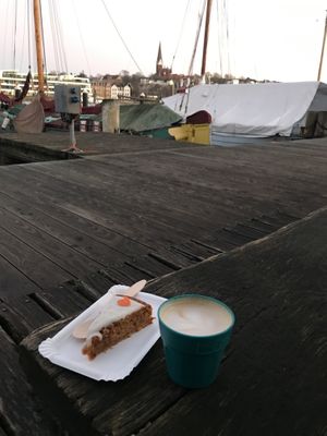 Veganer Karottenkuchen to go  at Werftcafé in Flensburg