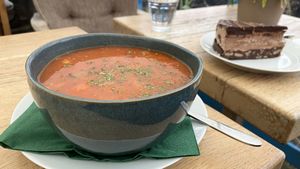 Veganes Chili und danach einen Schokolade Kuchen   at Werftcafé in Flensburg