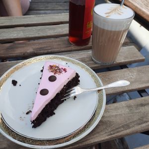 Rote Beete Schokokuchen und Latte Macchiato at Werftcafé in Flensburg