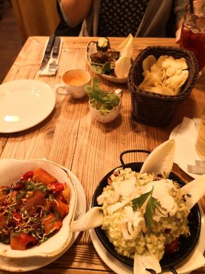 Selbstgemachte Chips mit veganen Dips, Ofengemüse und Avocadorisotto at Happy Happa in Dresden