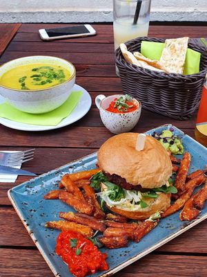 Mango-Ingwer-Kokos-Suppe und Burger  at Happy Happa in Dresden