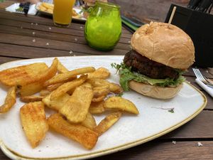 Leckerer Burger mit würzigen Dippers  at Happy Happa in Dresden