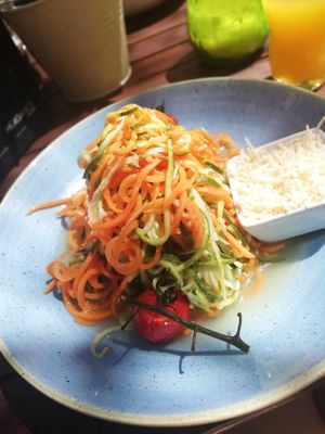 Zucchini-Karotten-Zoodles mit veganem Käse at Happy Happa in Dresden