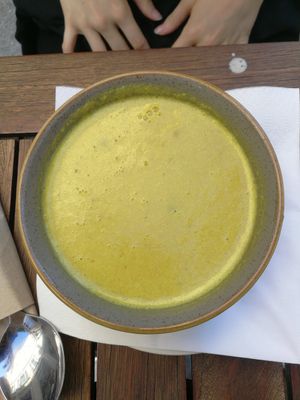 Vegan lentil soup with mango at Happy Happa in Dresden