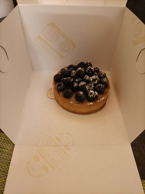 Crostatina vegana con crema pasticcera e mirtilli at Liberty in Trieste