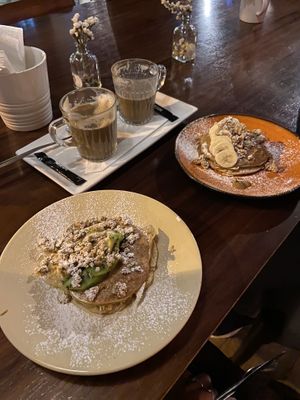 Panquecas vegan + cappuccino  at O Diplomata in Porto