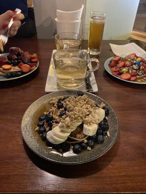 Panquecas vegan + chá  at O Diplomata in Porto