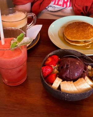 Full vegan brunch: pancakes, Açai bowl, juice and coffee at O Diplomata in Porto