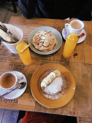 Tortitas veganas con crema de cacahuete, plátano y coco at O Diplomata in Porto