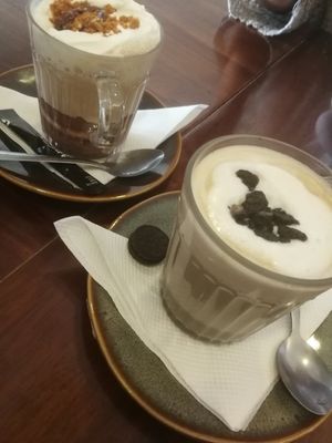 Nutella cappuccino (not vegan) & oreo cappuccino with almond milk (vegan) at O Diplomata in Porto