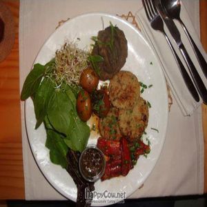 Hamburger plate at AlmaZen in Lima
