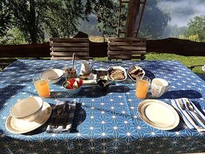 Petit déjeuner avec vue ! at La Vie au Grand Vert in Saint-andre-de-najac