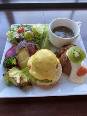 'Eggs’ bennedict  at 1110Cafe/Bakery in Kawaguchi