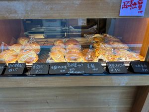 Various offerings at Sù Xué HōngBèi Fāng 素學烘焙坊 in New Taipei City