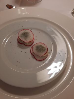 Häppchen ("Feta" zwischen Radieschen) at Haus 26 in Weissbriach