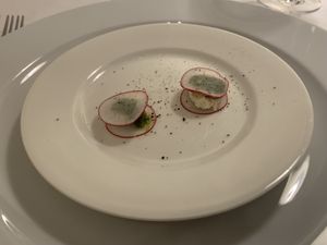 Gruß aus der Küche: Radieschen mit Pesto und veganen Feta at Haus 26 in Weissbriach