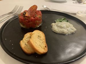 Tatar von Tomaten und Wassermelone mit frittierten Kapern, dazu Brot und Tzaziki at Haus 26 in Weissbriach